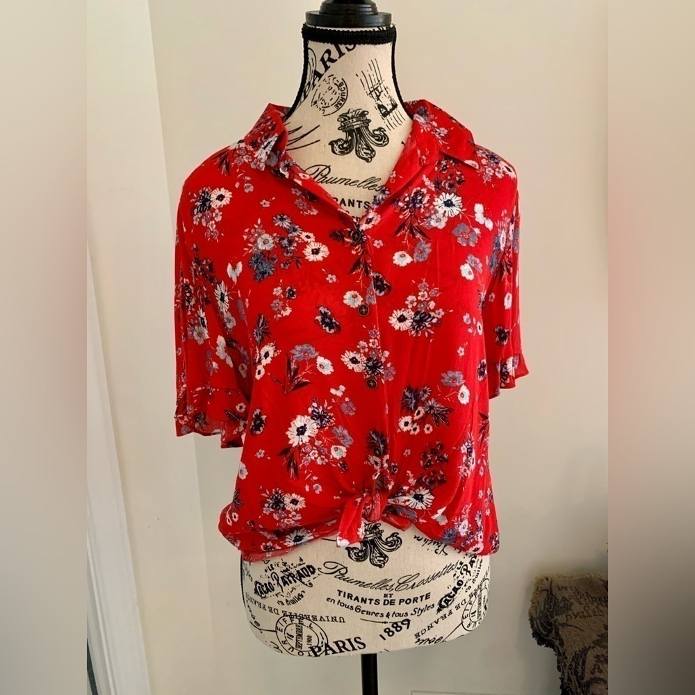 Red floral Rewind tie-up Blouse Sz Med NWOT